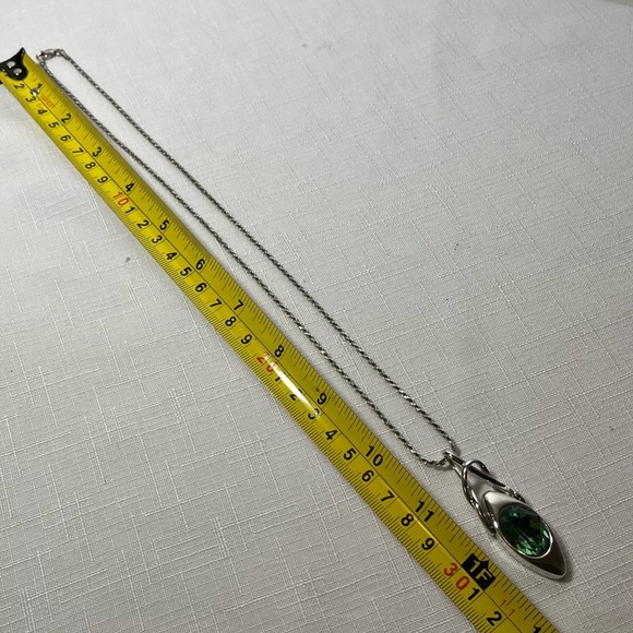 Sterling Silver chain with unique silver-tone pendant & large green crystal - Picture 4 of 9